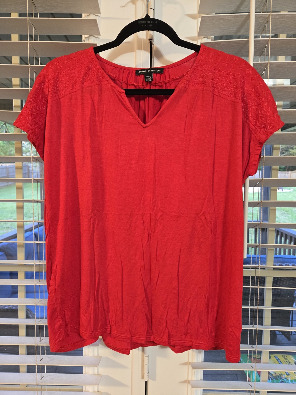 Cable & Gauge V-Neck Short Sleeve Tee with Lace Shoulders Sz Medium